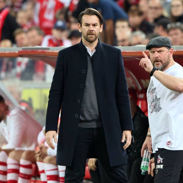 Der Sportliche Leiter Thomas Kessler (l.) und Trainer Steffen Baumgart stehen an der Seitenlinie.