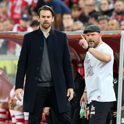 Der Sportliche Leiter Thomas Kessler (l.) und Trainer Steffen Baumgart stehen an der Seitenlinie.