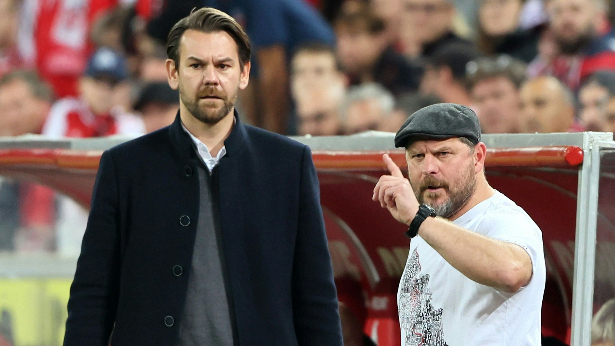 Der Sportliche Leiter Thomas Kessler (l.) und Trainer Steffen Baumgart stehen an der Seitenlinie.