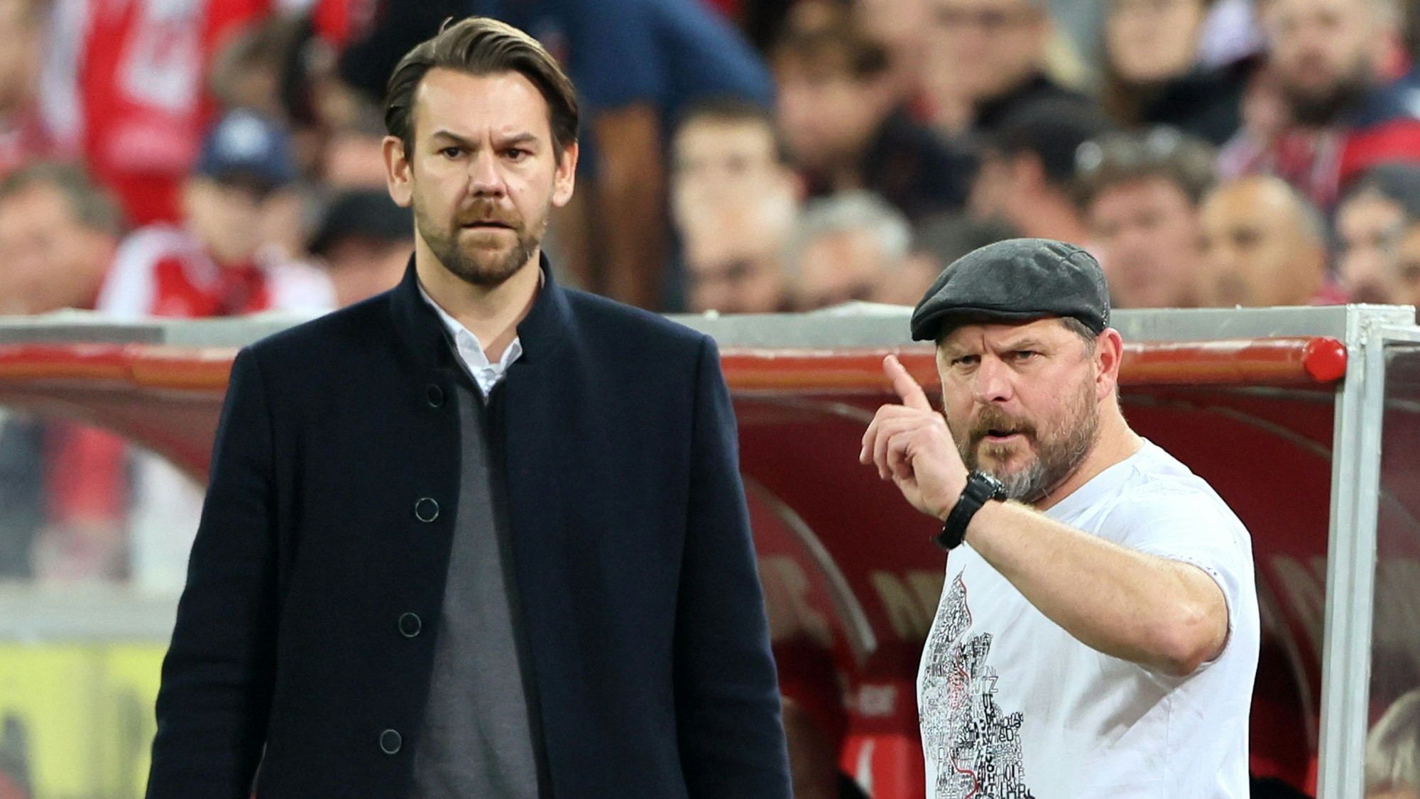 Der Sportliche Leiter Thomas Kessler (l.) und Trainer Steffen Baumgart stehen an der Seitenlinie.