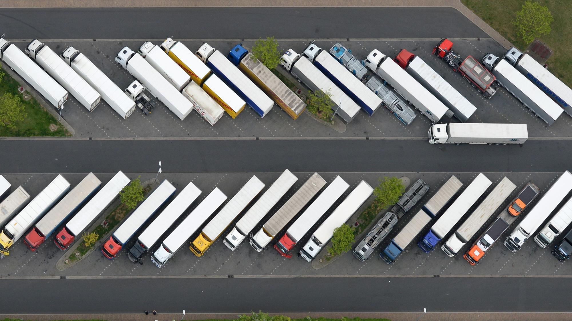 Ein voll besetzter LKW-Parkplatz.