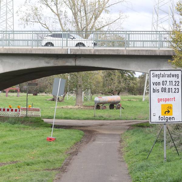 Siegtaltradweg mit Melanbogenbrücke (Siegstraße) in Siegburg