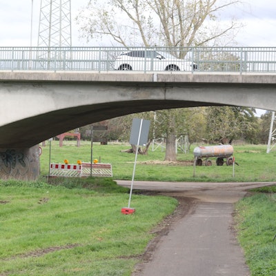 Siegtaltradweg mit Melanbogenbrücke (Siegstraße) in Siegburg