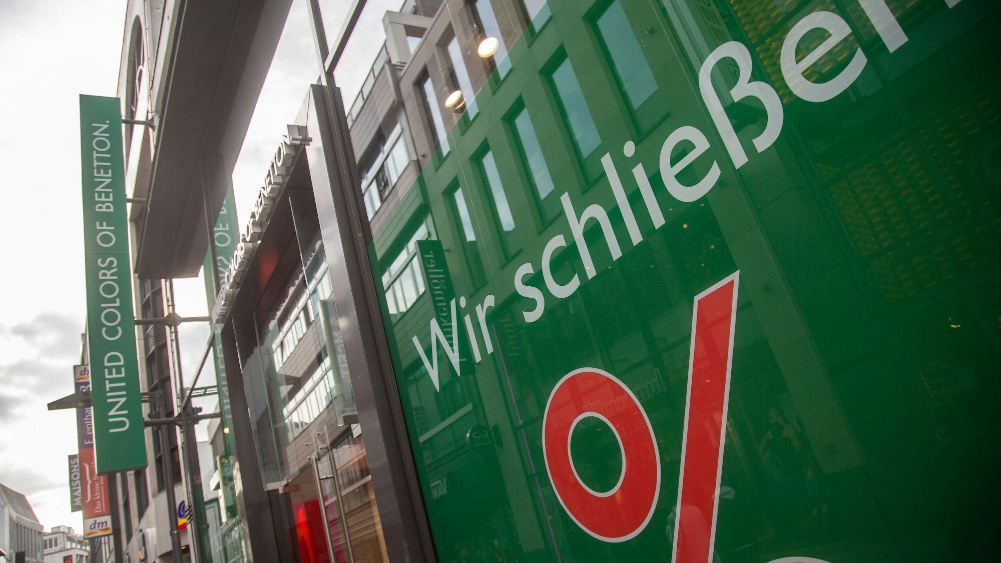 Im Schaufenster lockt Benetton in Köln mit Rabatten.