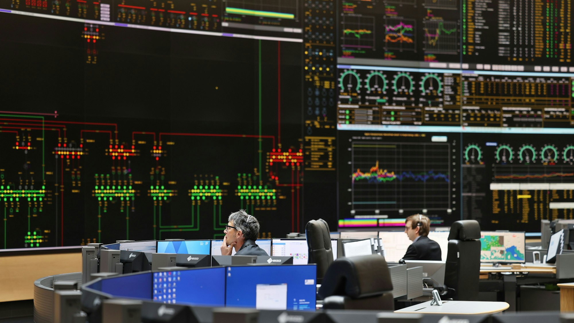 Mitarbeiter arbeiten in Zentrale der Hauptschaltleitung des Übertragungsnetzbetreibers Amprion in Brauweiler bei Pulheim.