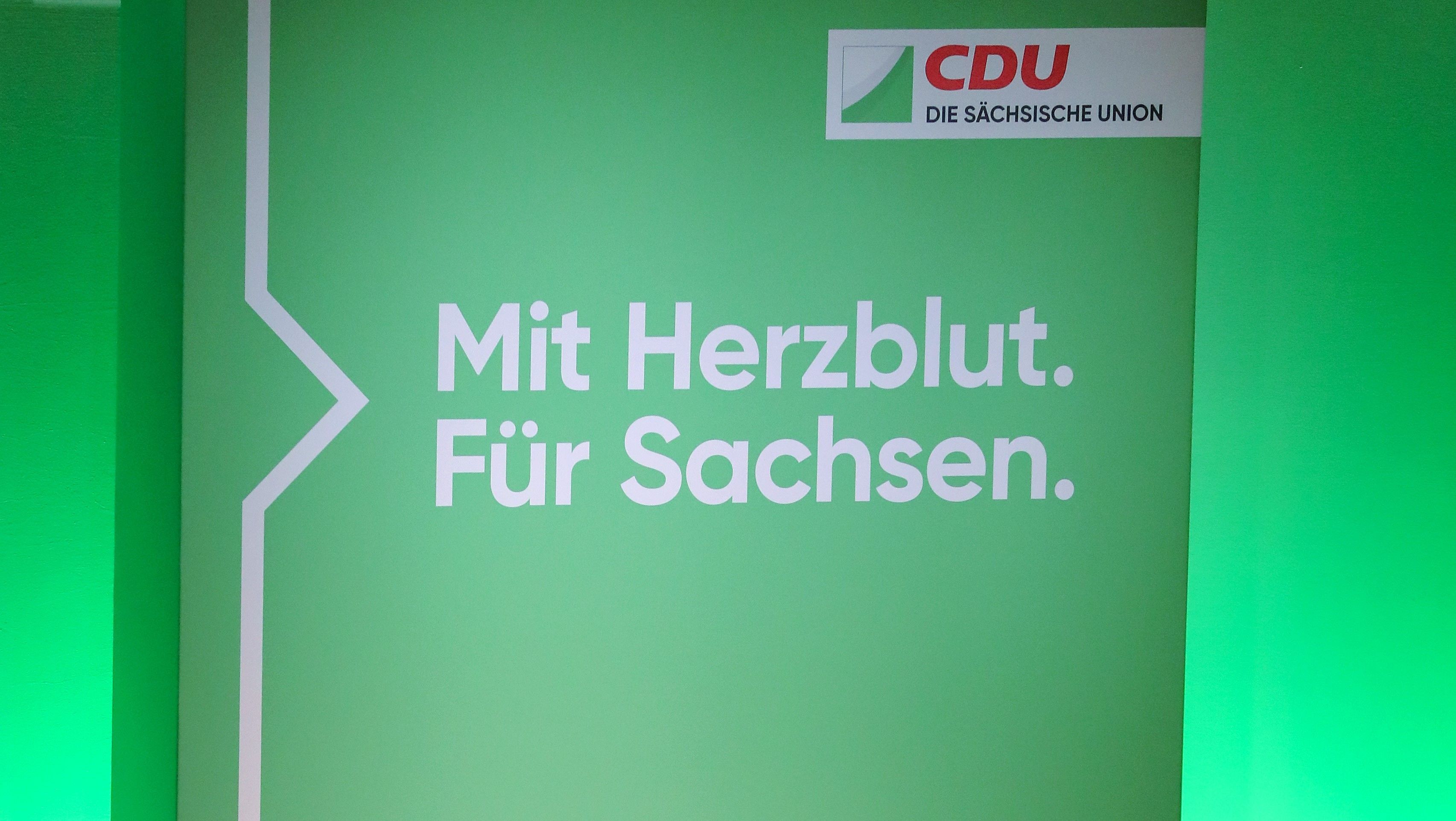 Auf dem Landesparteitag der CDU-Sachsen ist der Spruch „Mit Herzblut. Für Sachsen“ zu lesen.