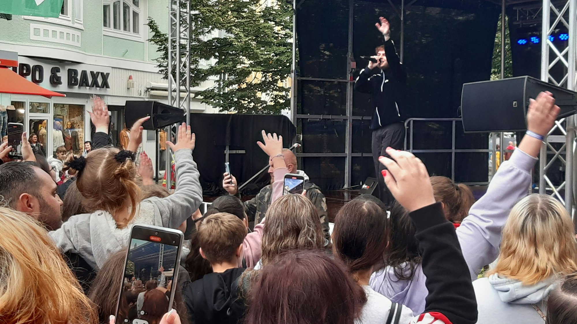 Mike Singer auf der Bühne beim Weltkindertag in Gummersbach.