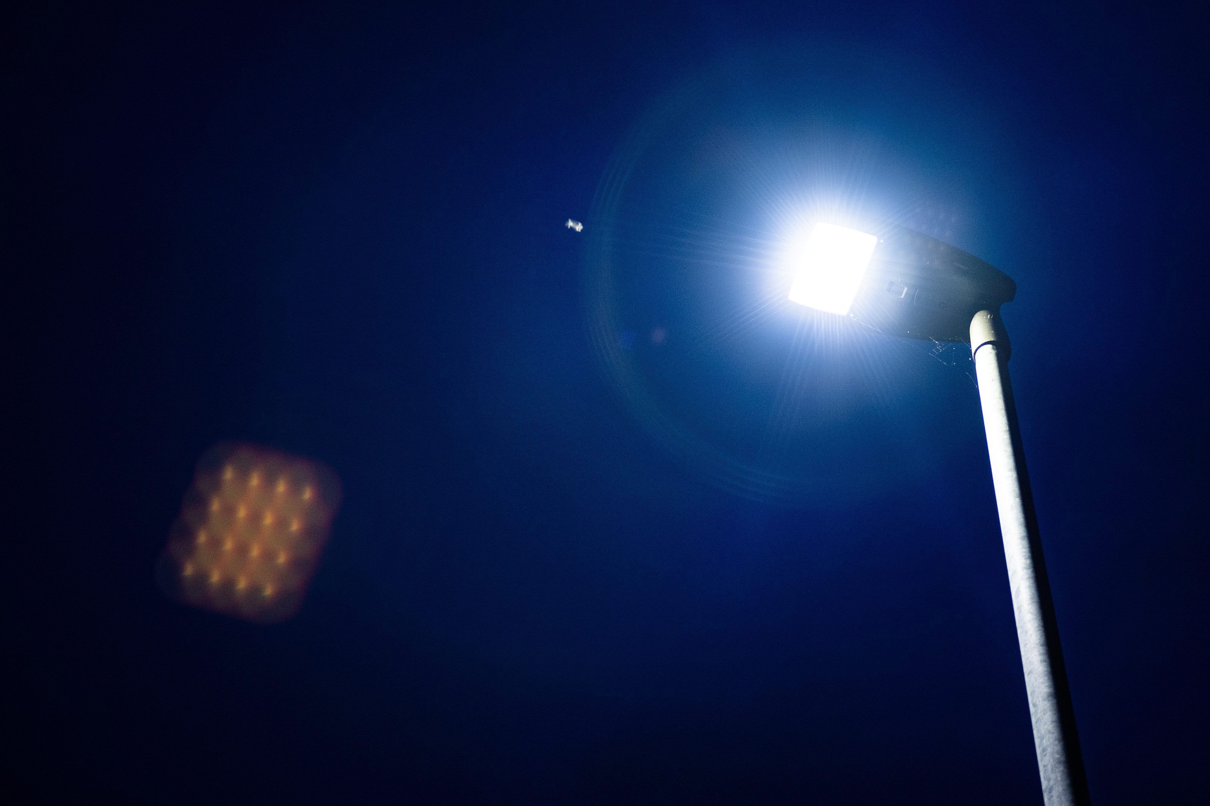 Straßenlampe am frühen Morgen