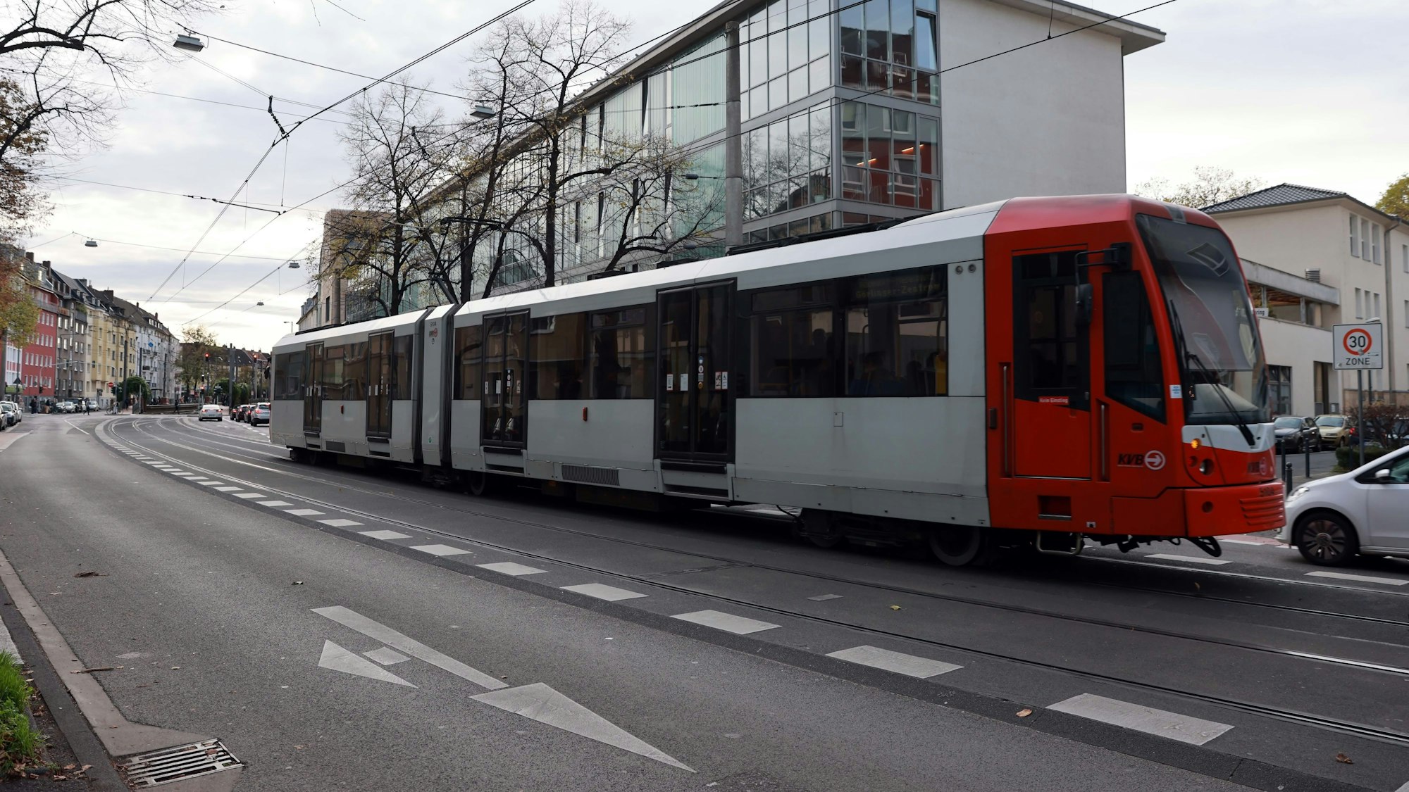 Köln, RSK, die KVB setzte unter anderem auf der Linie 3 nur noch einzelne Wagen ein.