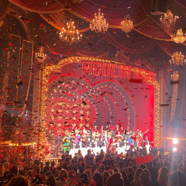 Als die Galapremiere des Musicals Moulin Rouge im Musical Dome vorbei war, wurde Konfetti durch den in rotes Licht getauchten Saal geschossen. Die Darsteller tanzten noch einmal auf der Bühne und das Publikum gab stehende Ovationen.