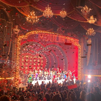 Als die Galapremiere des Musicals Moulin Rouge im Musical Dome vorbei war, wurde Konfetti durch den in rotes Licht getauchten Saal geschossen. Die Darsteller tanzten noch einmal auf der Bühne und das Publikum gab stehende Ovationen.