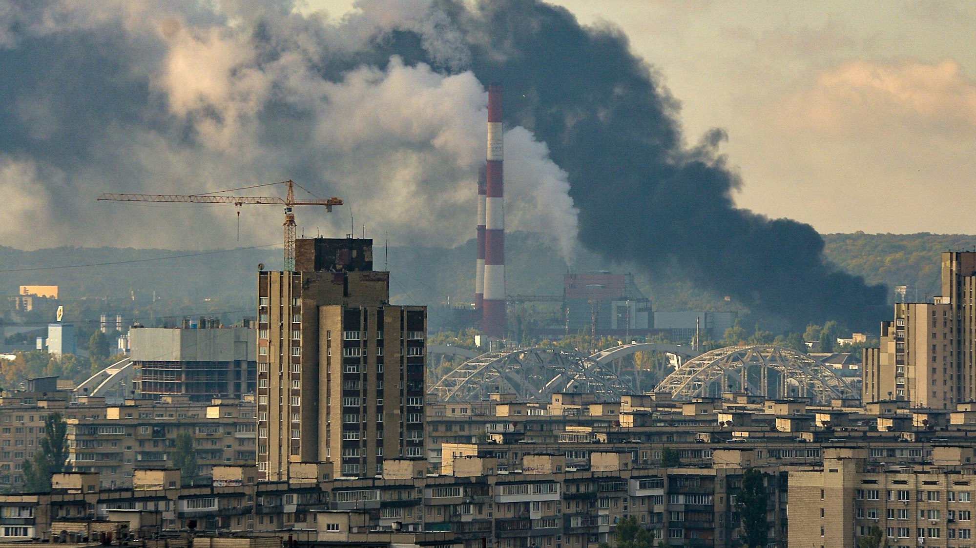 Nach einem Raketenangriff steigt im Oktober 2022 schwarzer Rauch über Kiew auf. (Symbolbild) Das Zentrum der ukrainischen Hauptstadt ist am Montagmorgen erneut von mehreren Explosionen erschüttert worden.