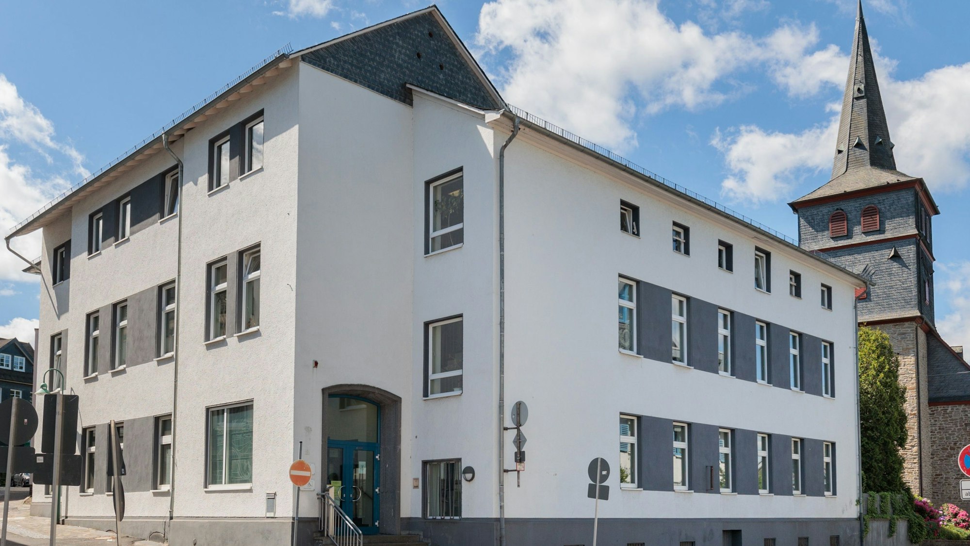 Das Amtsgericht steht mitten in der Stadt Waldbröl. Dort musste sich jetzt ein 45-Jähriger aus Wiehl verantworten. Der Prozess gegen ihn wurde aber eingestellt.