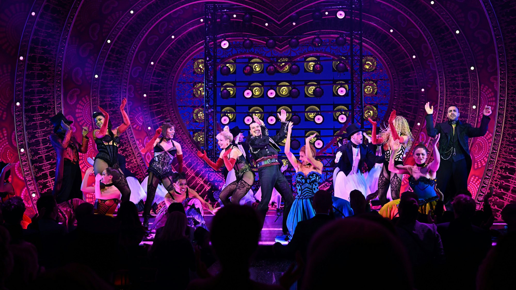 Während das Publikum schon steht und einen Schlussapplaus gibt, liefern die Darsteller eine weitere Tanzeinlage.