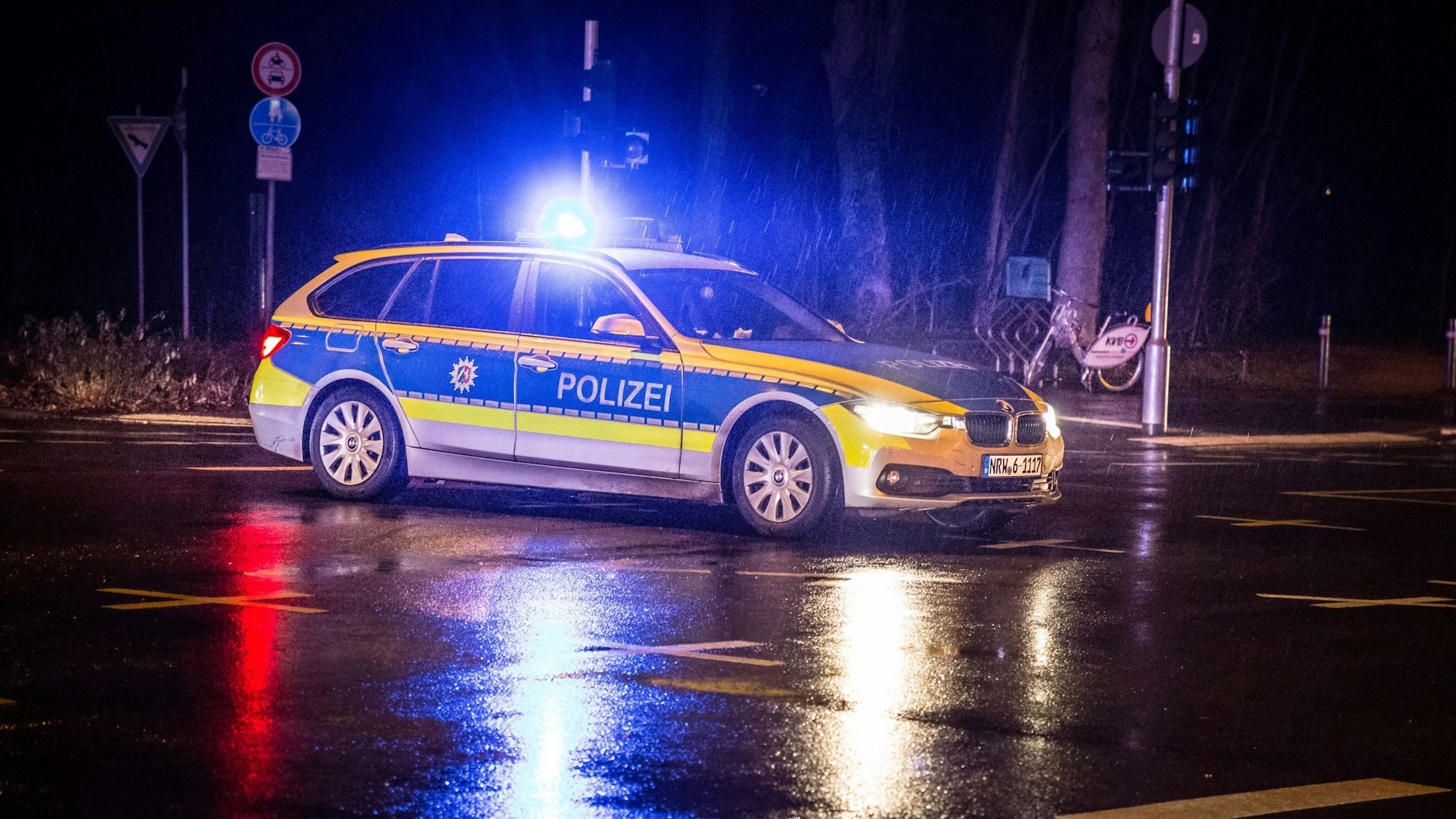 Die Polizei fahndet nach den drei mutmaßlichen Angreifern in Bergheim (Symbolfoto).
