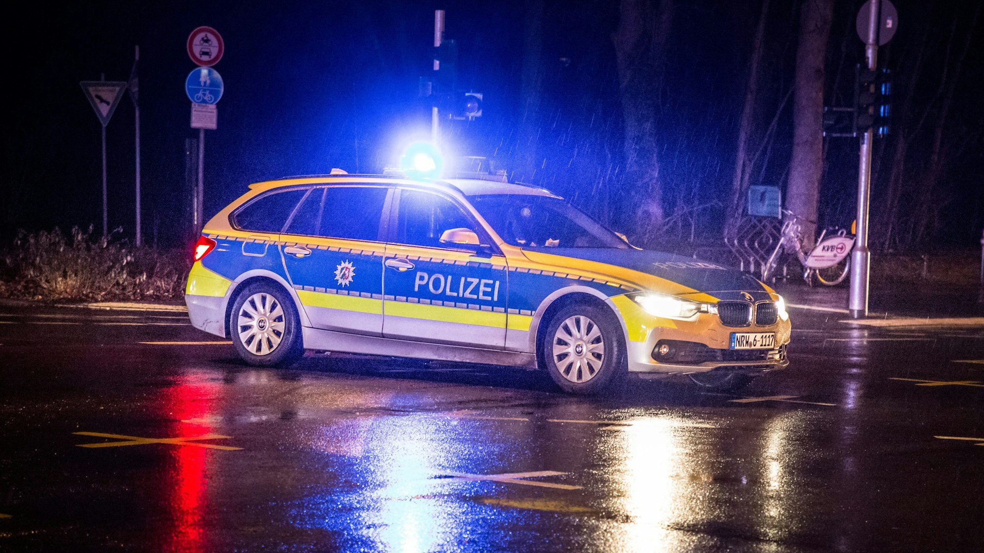 In der Nacht auf Freitag konnte die Polizei Köln zwei Männer auf frischer Tat ertappen. (Symbolbild)