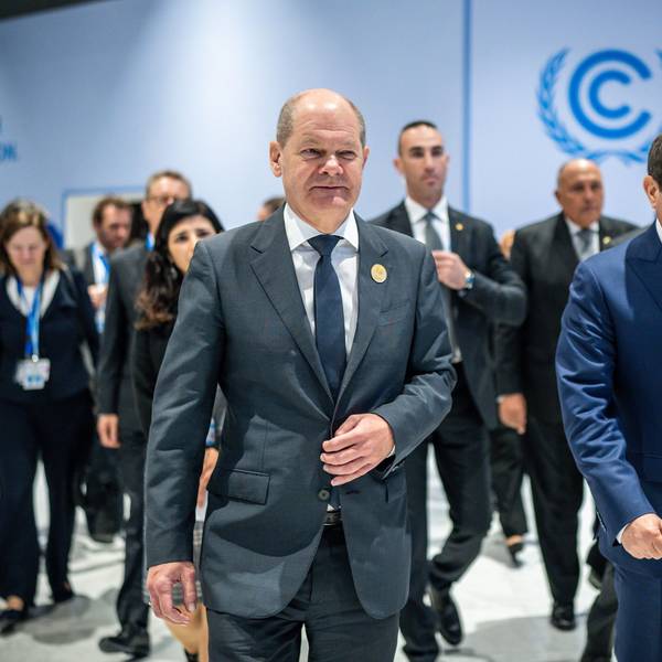 Ägypten, Scharm El Scheich: Bundeskanzler Olaf Scholz (SPD, l), geht neben Abdel Fattah Al-Sisi, Präsident von Ägypten, zum «Runden Tisch» unter dem Motto «Investing in the Future of Energy Green Hydrogen» (Investitionen in die Zukunft der Energie Grüner Wasserstoff) bei der UN-Weltklimakonferenz.