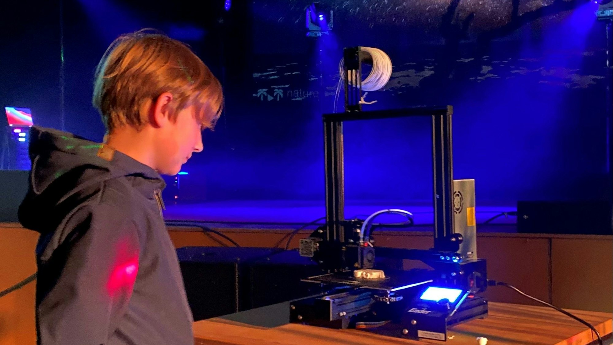 Ein junger Besucher schaut sich im Jägerhof die Technik an, mit der die Milchstraße simuliert wird.
