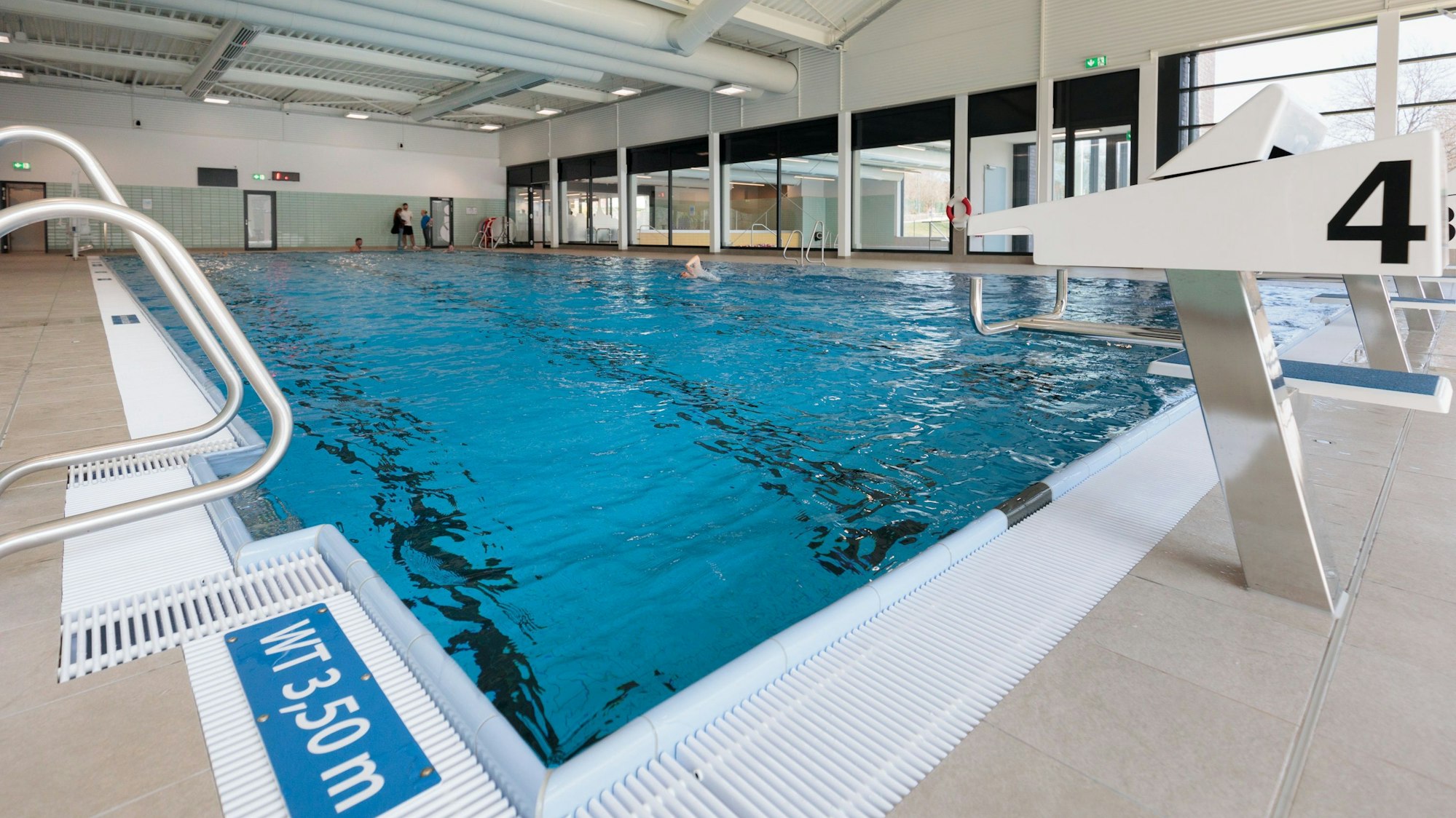 Vor dem Becken im Schwimmbad Balneo stehen Absprungblöcke.
