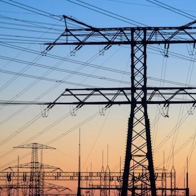 Das Bild zeigt die technischen Anlagen und Stromleitungen eines Umspannwerks.