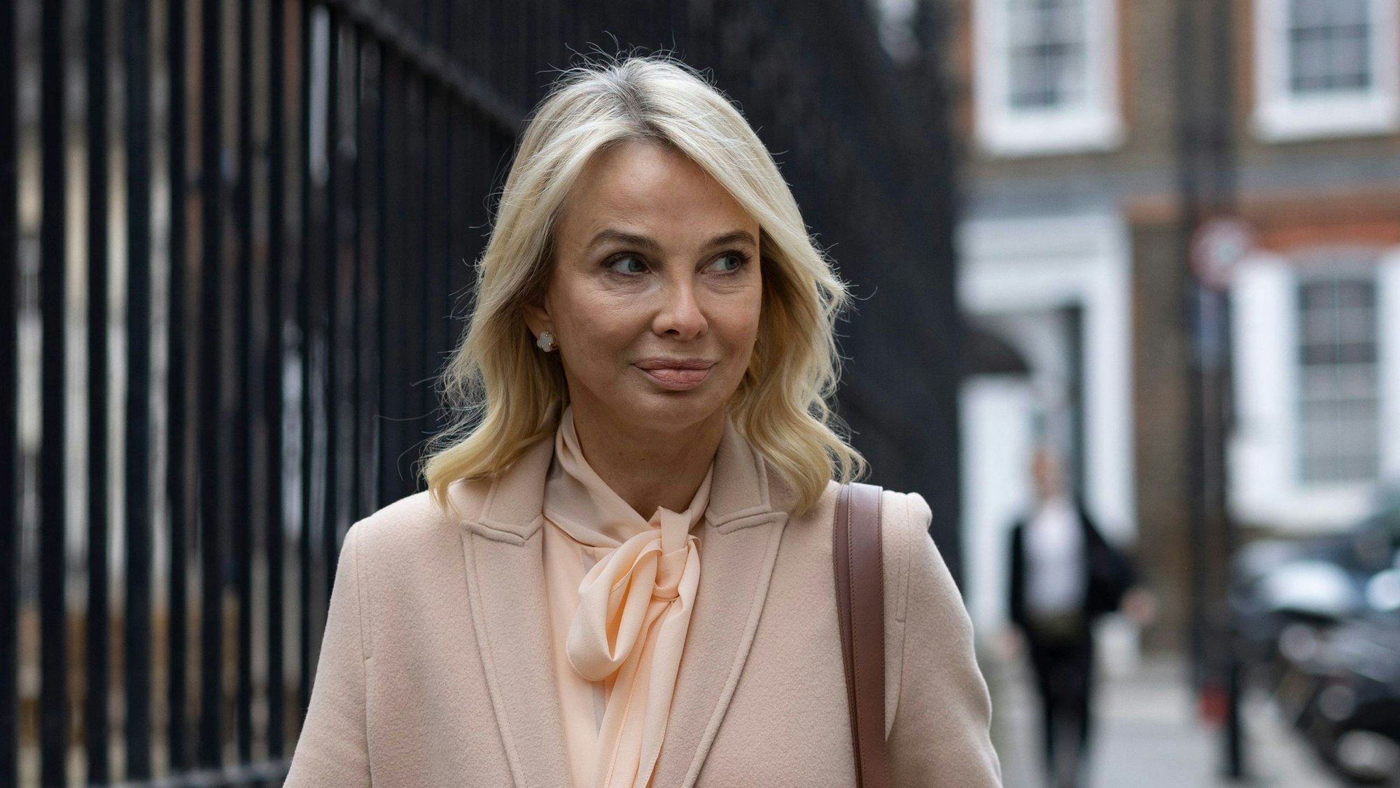 Corinna zu Sayn-Wittgenstein-Sayn geht eine Straße in London entlang. Sie ist auf dem Weg zu einem Termin vor Gericht. (Archivbild)