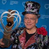 Filmregisseur Rosa von Praunheim hält den Ehrenpreis des 41. Filmfestivals Max Ophüls Preis in der Hand.