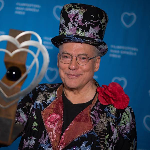 Filmregisseur Rosa von Praunheim hält den Ehrenpreis des 41. Filmfestivals Max Ophüls Preis in der Hand.