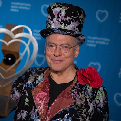 Filmregisseur Rosa von Praunheim hält den Ehrenpreis des 41. Filmfestivals Max Ophüls Preis in der Hand.