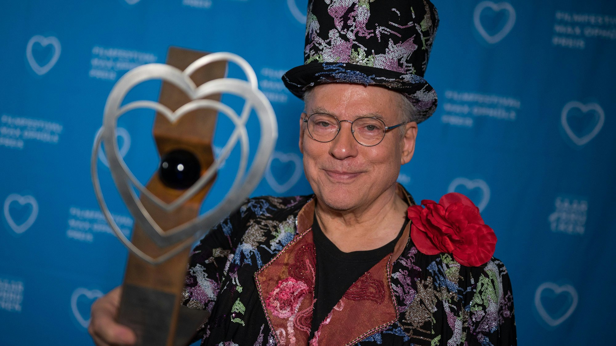 Filmregisseur Rosa von Praunheim hält den Ehrepreis des 41. Filmfestivals Max Ophüls Preis in der Hand. Das Festival gilt als wichtige Plattform für den deutschen Filmnachwuchs.