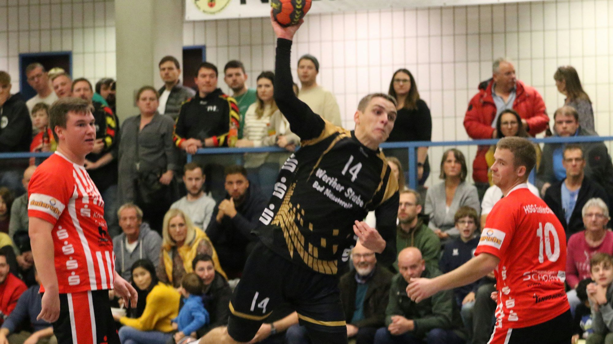 Ein Handballer wirft umringt von Gegenspielern seinen Ball.