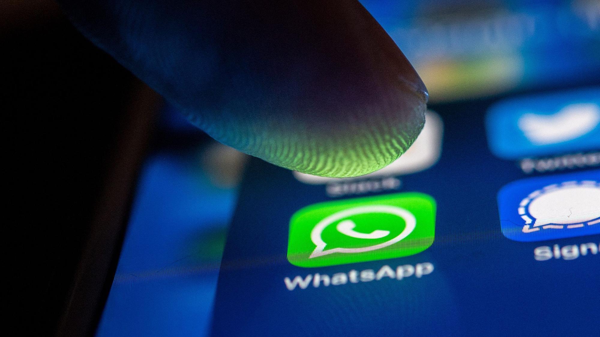 Überwiegend über WhatsApp haben die mutmaßlichen Betrüger Kontakt zu ihren Opfern gesucht. Auf dem Foto ist ein Mobiltelefon mit der WhatsApp-App zu sehen.
