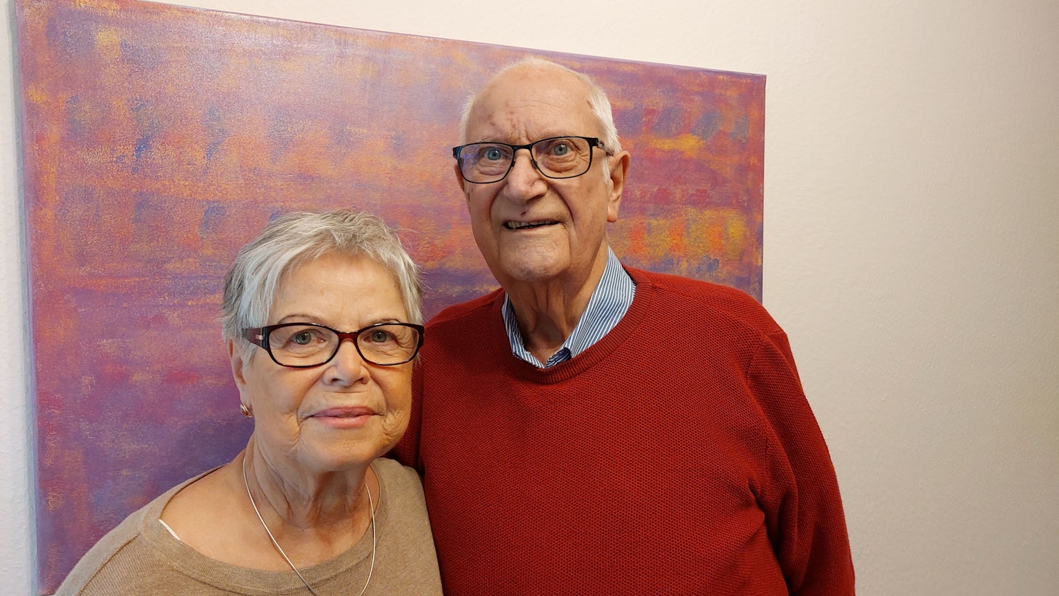 Ursula und Klaus-Peter Voss stehen Arm in Arm und schauen glücklich in die Kamera.