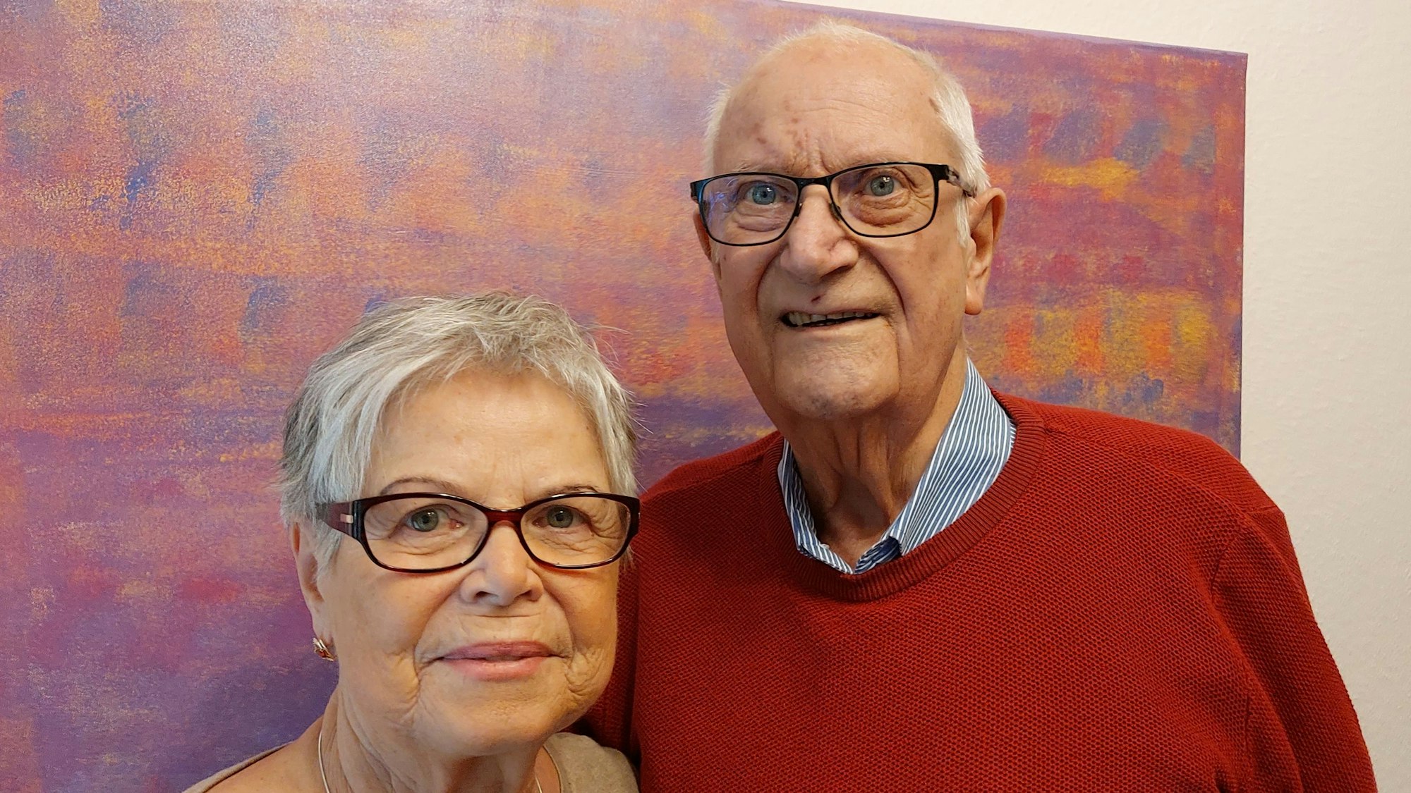 Ursula und Klaus-Peter Voss stehen Arm in Arm und schauen glücklich in die Kamera.