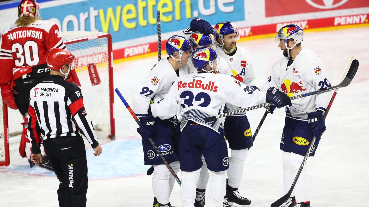Die Spieler des EHC Red Bull München bejubeln auf dem Eis der Lanxess Arena das Führungstor durch Filip Varejcka.