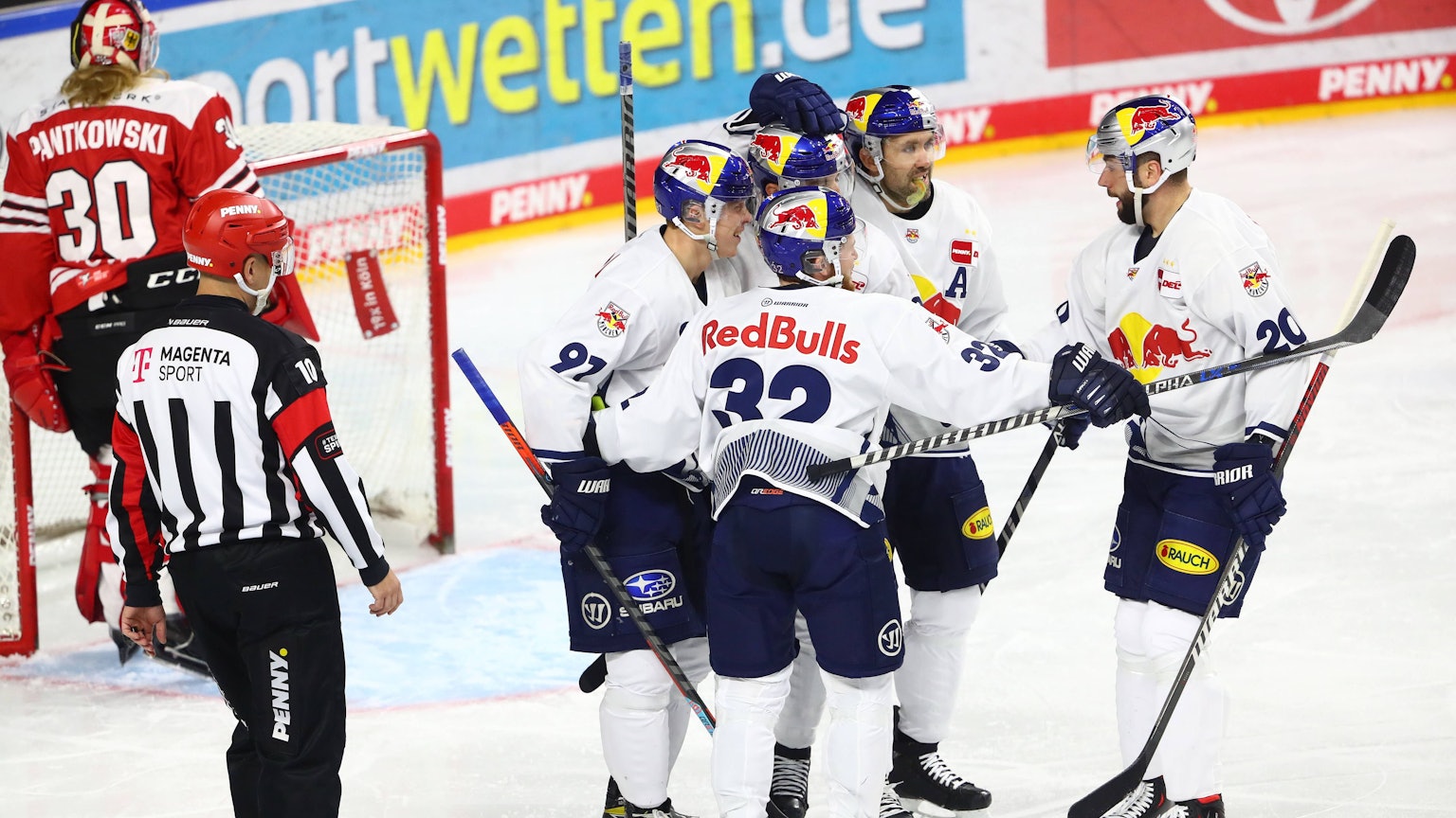 Die Spieler des EHC Red Bull München bejubeln auf dem Eis der Lanxess Arena das Führungstor durch Filip Varejcka.