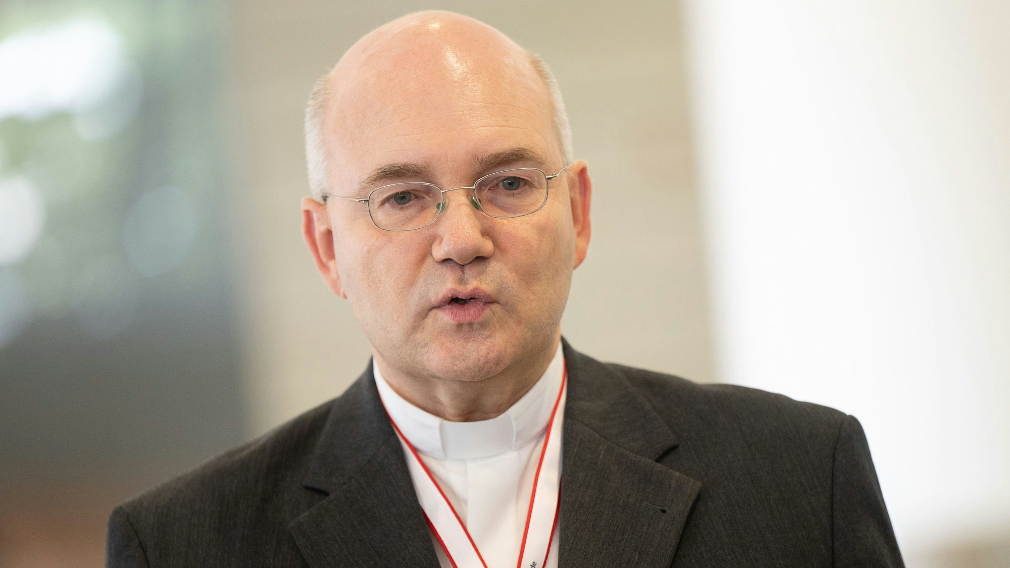 Bischof Helmut Dieser bei der vierten Synodalversammlung der katholischen Kirche in Deutschland im Congress Center Messe Frankfurt. Er redet und guckt recht ernst.