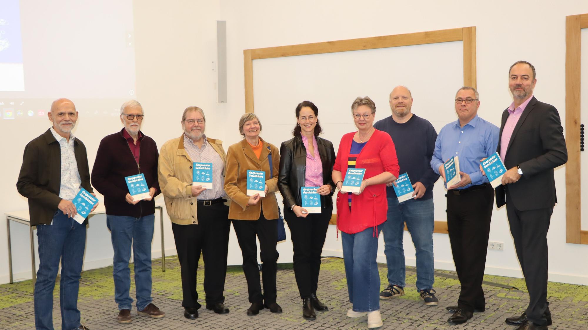 Alle Beteiligten stehen mit Thomas Kuhlow und Günther Geisler zusammen und präsentieren das Buch.