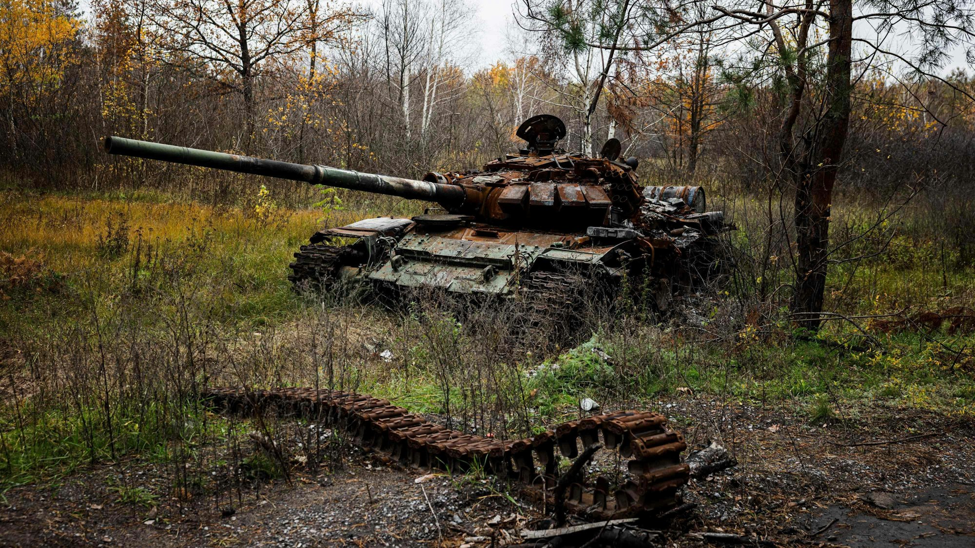 Zerstörter russischer Panzer in einem Wald in Yampil in der Ostukraine
