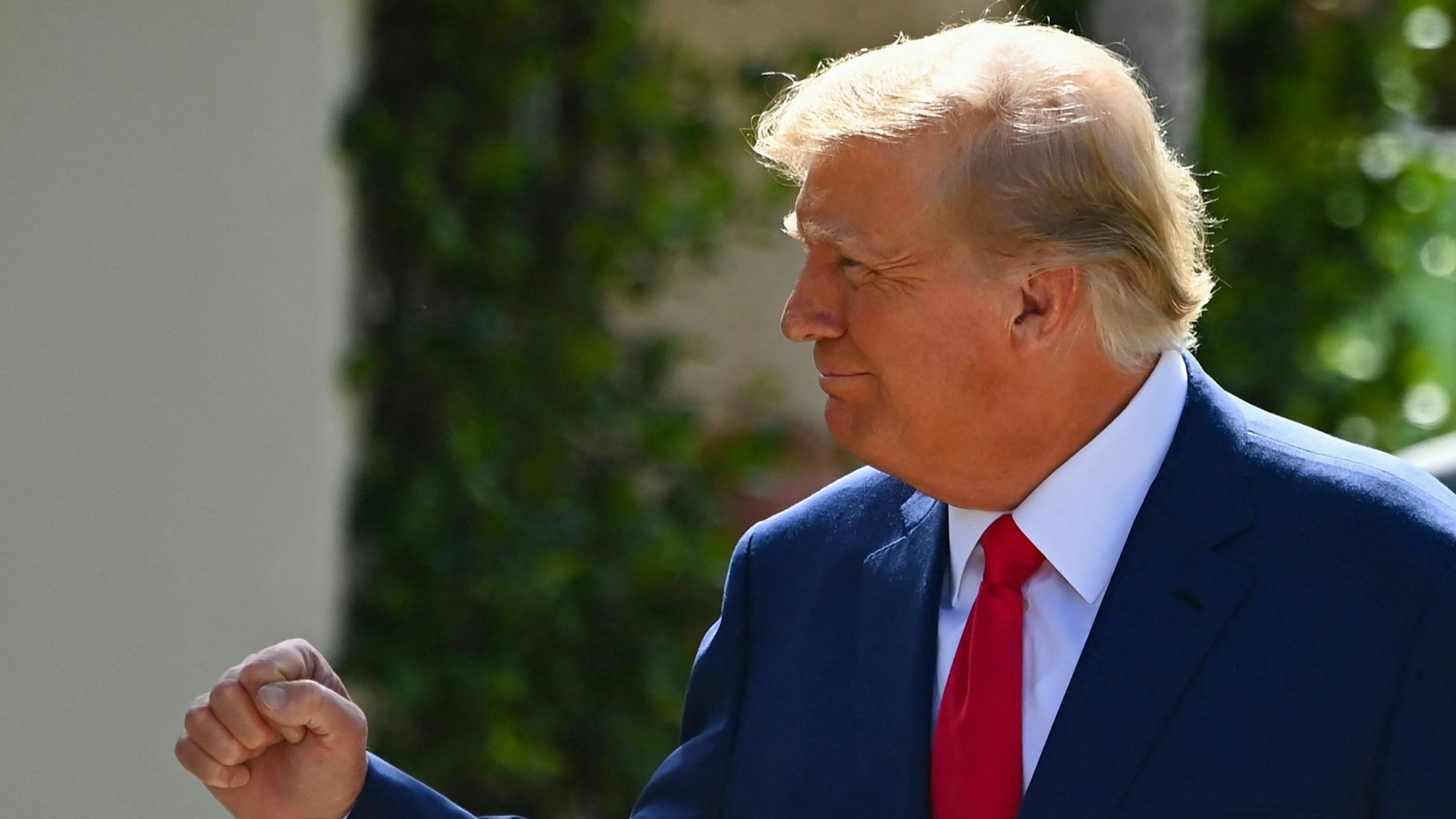 Palm Beach, Florida: Ex-US-Präsident Donald Trump lächelt und gestikuliert nach der Stimmabgabe für die Zwischenwahlen in den USA.