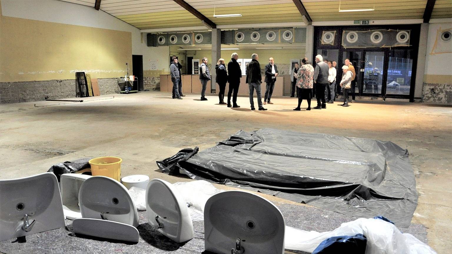 Die Kaller Kommunalpolitiker nehmen bei einem Ortstermin die Bürgerhalle unter die Lupe.