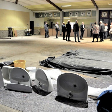 Die Kaller Kommunalpolitiker nehmen bei einem Ortstermin die Bürgerhalle unter die Lupe.