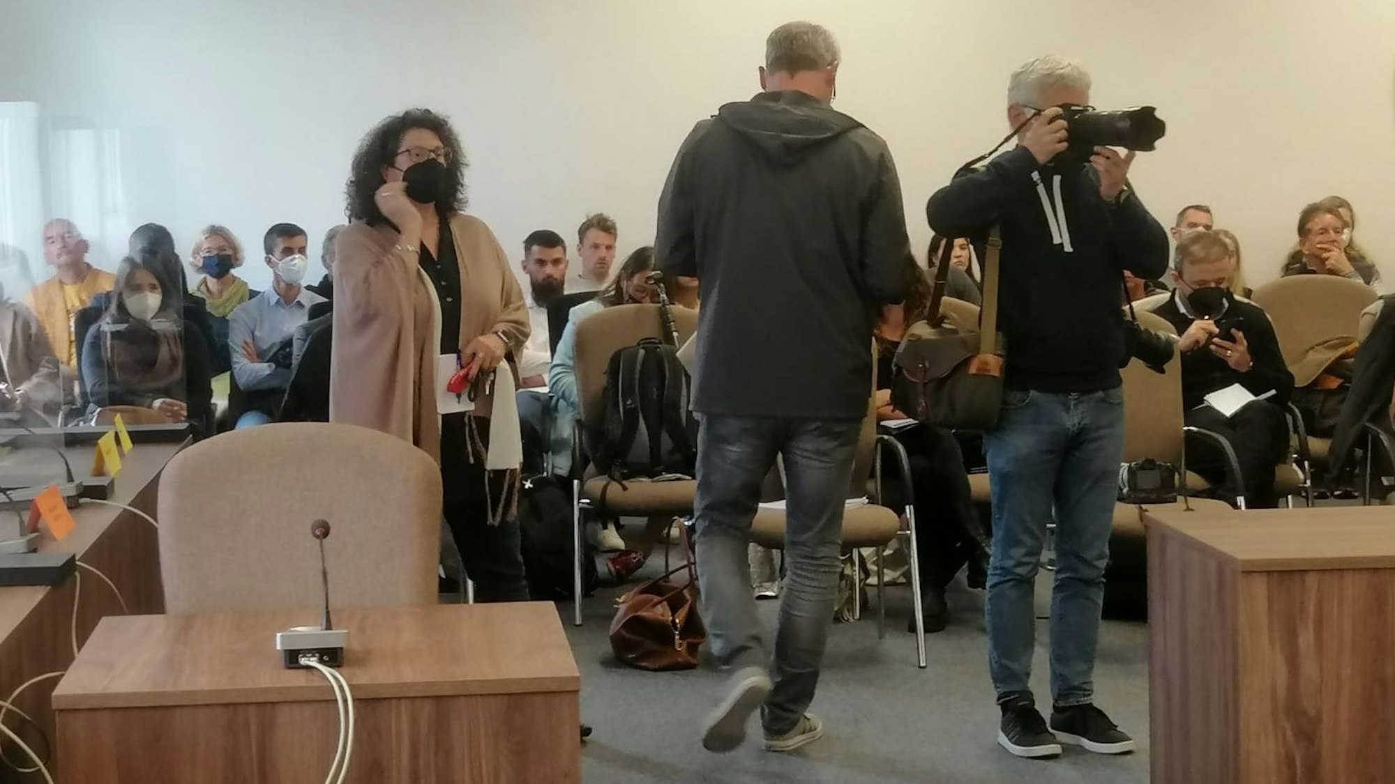 Journalisten und Besucher befinden sich beim Prozessauftakt im September im Gerichtssaal des Kölner Landgerichts.