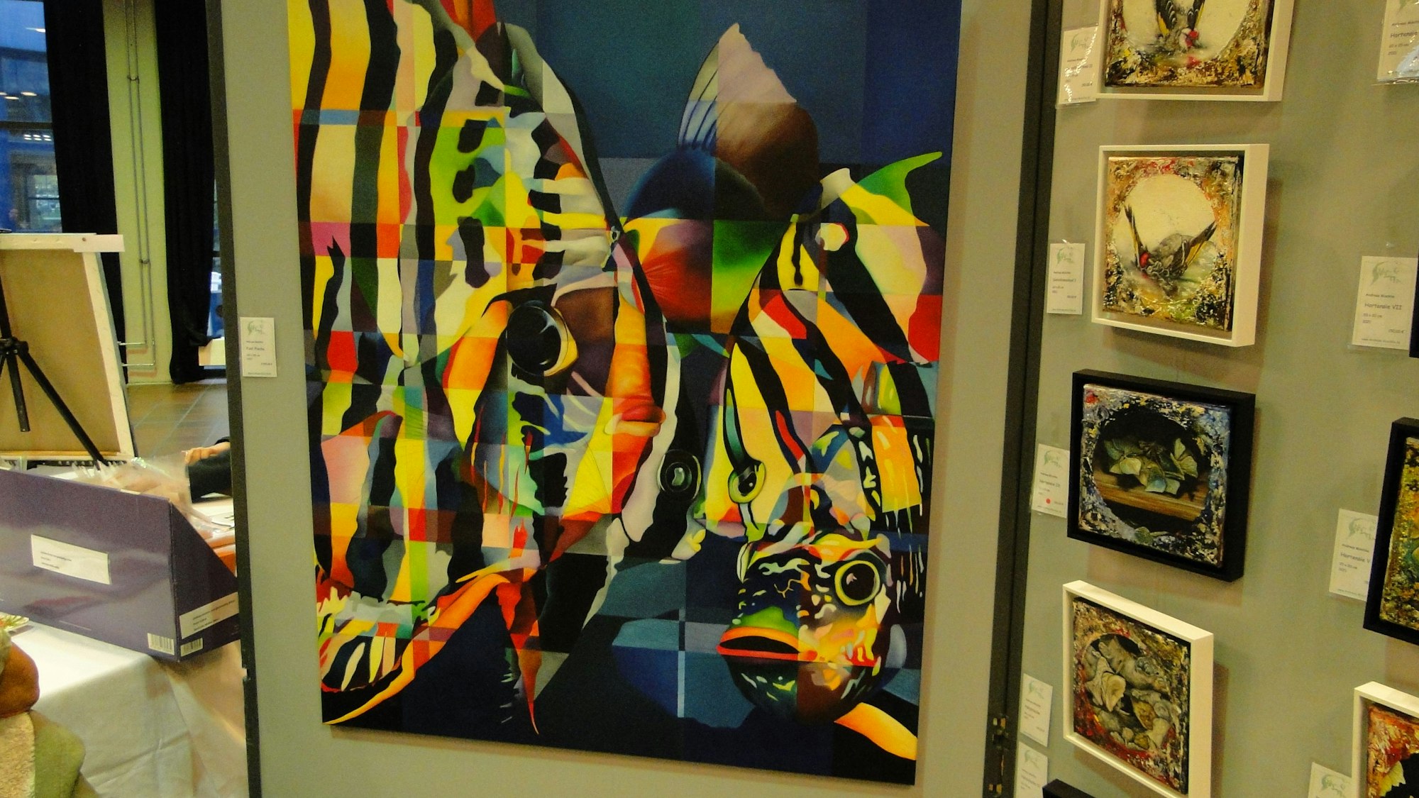 Andreas Mischkes Bilder auf dem Kunstmarkt im Saal des Bürgerzentrums Chorweiler.