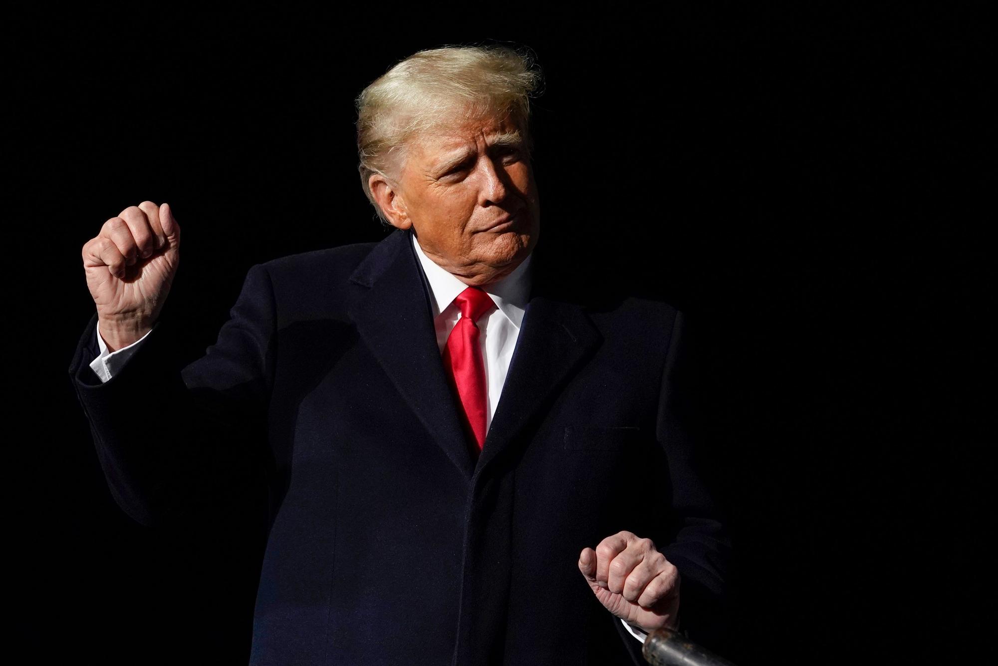Donald Trump, ehemaliger Präsident der USA, tanzt nach seiner Rede bei einer Wahlkampfveranstaltung zur Unterstützung der Kampagne des republikanischen Ohio-Senatskandidaten Vance in Vandalia.
