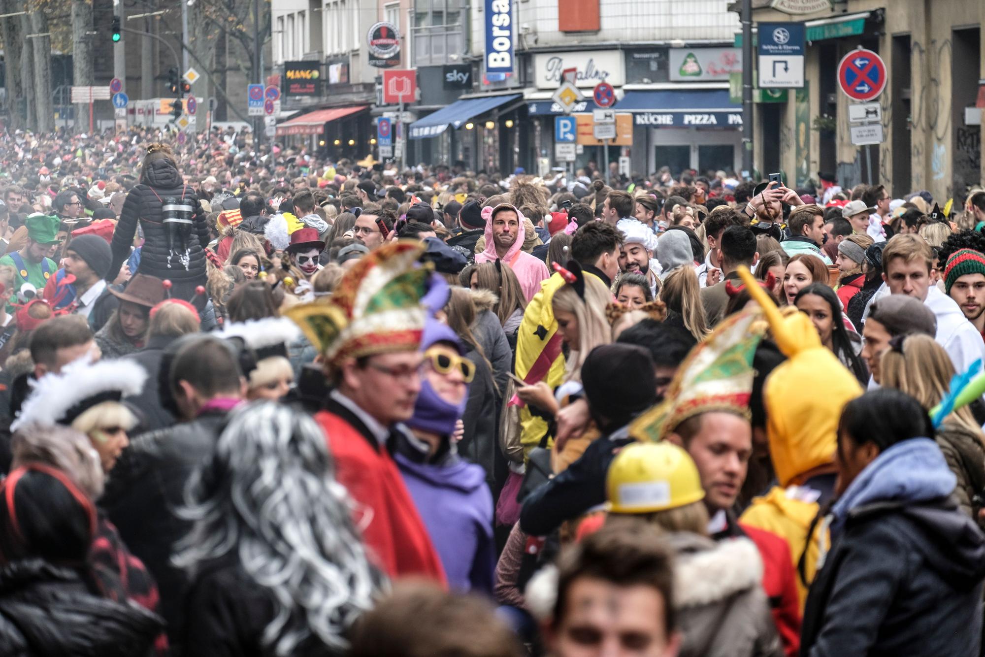 Dicht an dicht drängen sich die Menschen auf der Zülpicher Straße