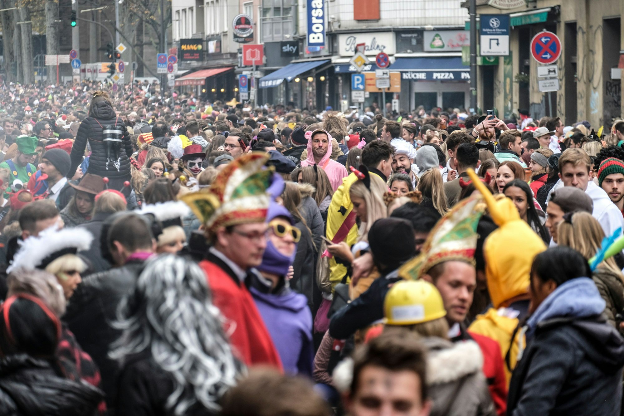 Dicht an dicht drängen sich die Menschen auf der Zülpicher Straße