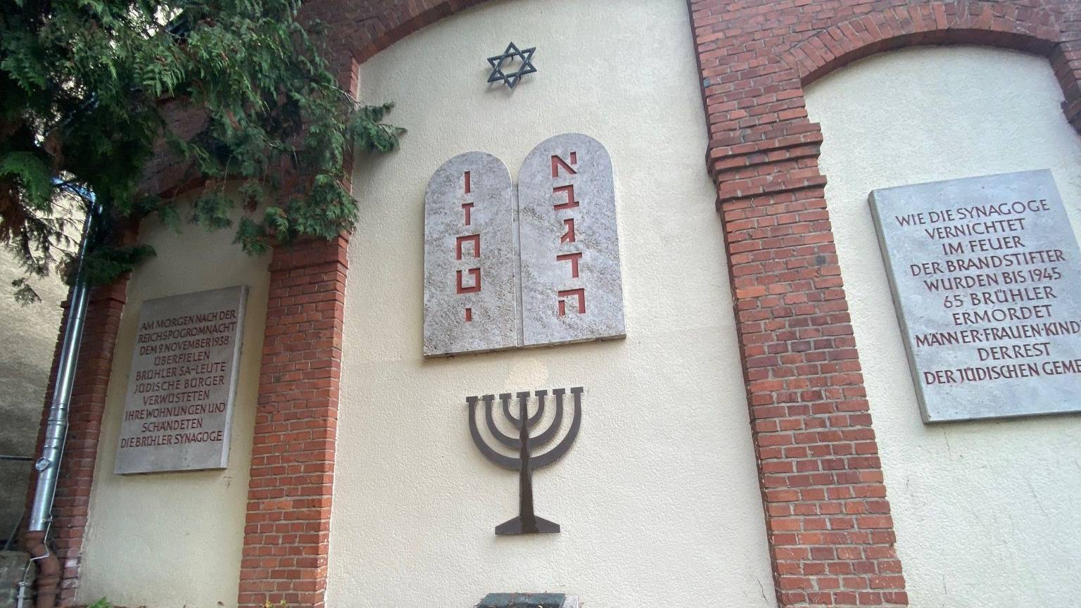 Auf der Gedenkstätte am Platz der einstigen Synagoge in Brühl liegen Herbstblätter.
