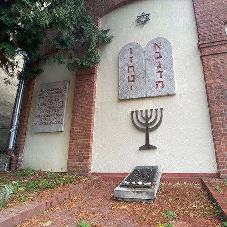 Auf der Gedenkstätte am Platz der einstigen Synagoge in Brühl liegen Herbstblätter.