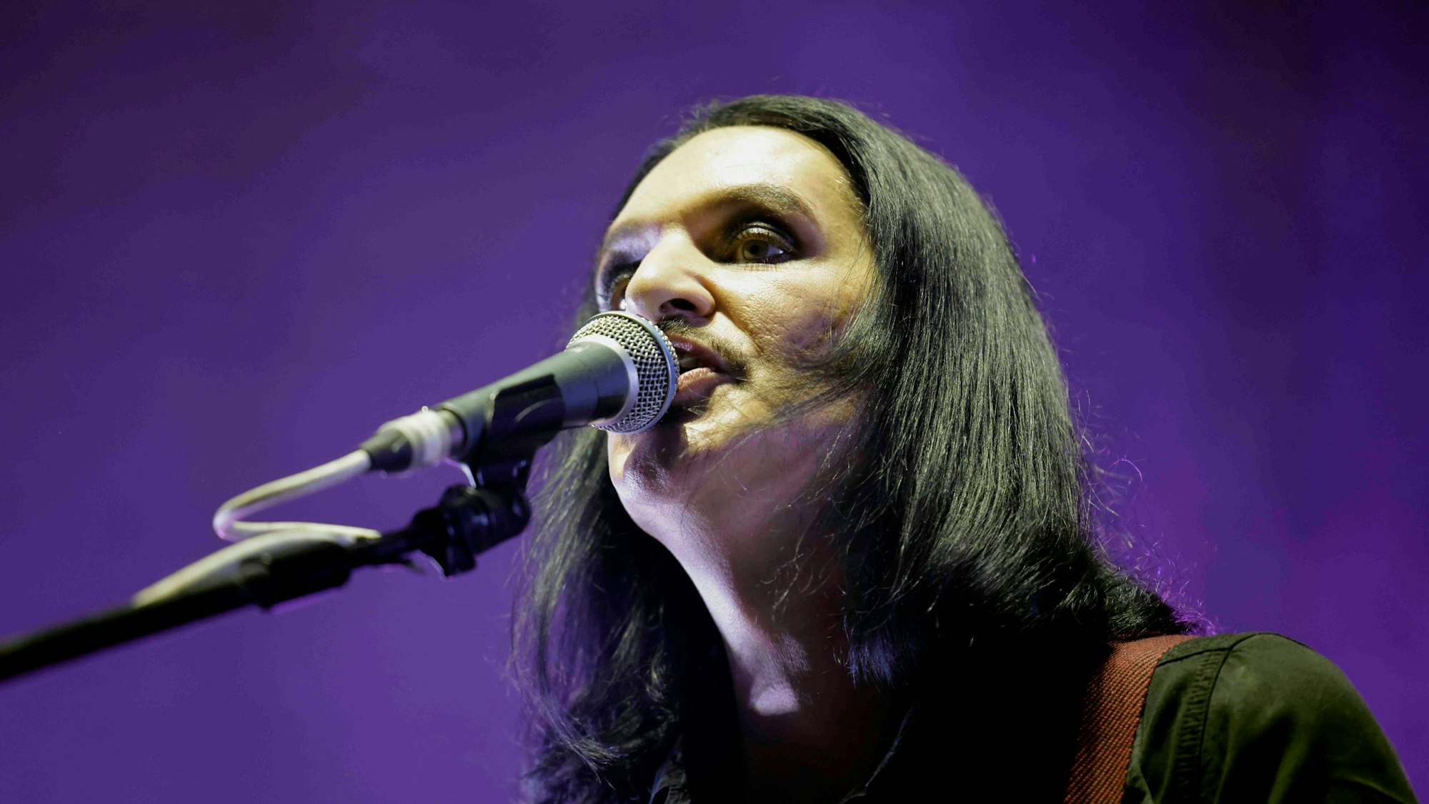 Sänger Brian Molko von der Band "Placebo" bei seinem Auftritt in der Lanxess Arena.