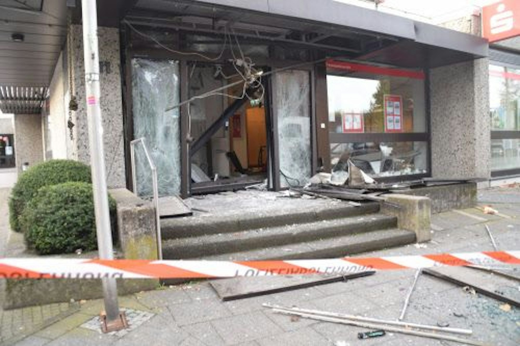 Gegen 3.15 Uhr nahmen Zeugen zwei laute Knallgeräusche wahr und beobachteten eine Rauchentwicklung im Eingangsbereich der Bank auf der Rheinstraße